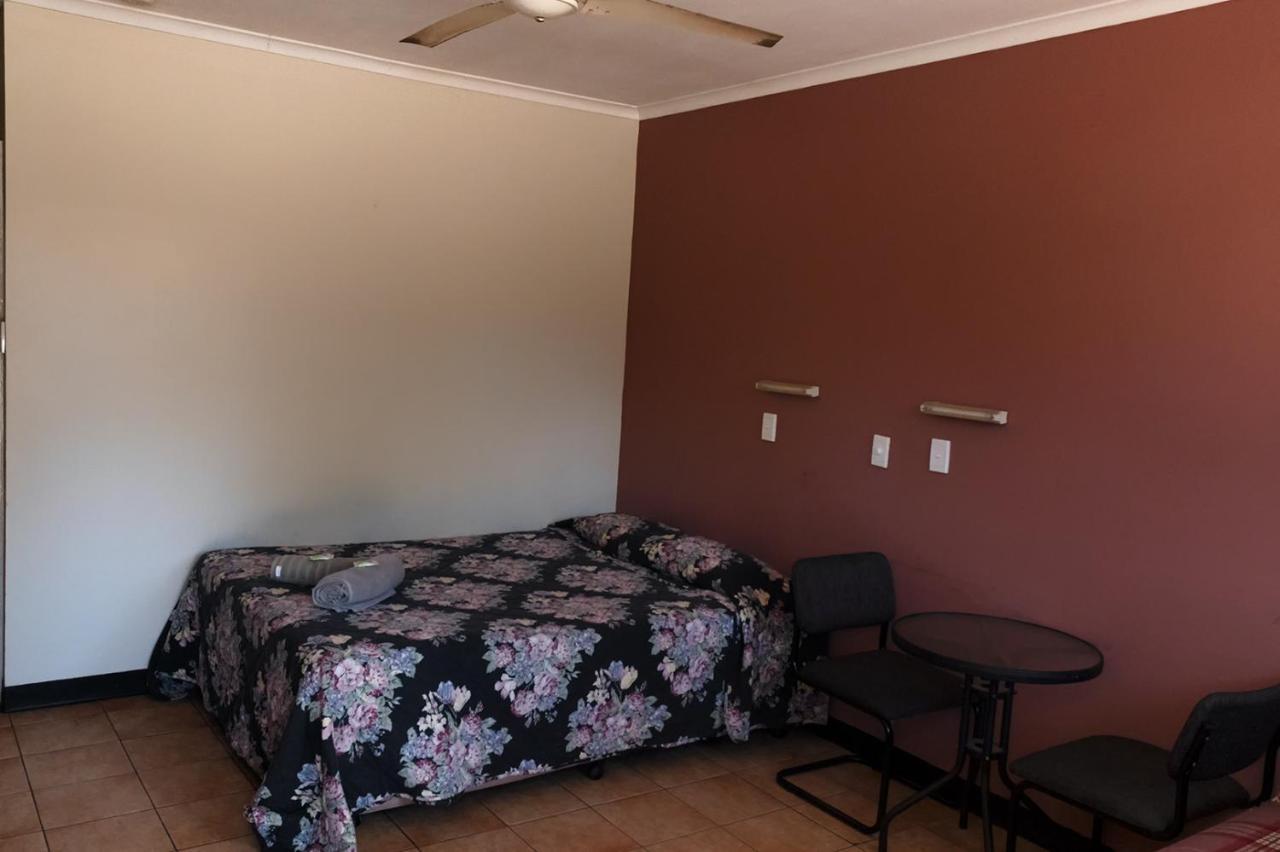 Palm Court Backpackers Hostel Katherine Luaran gambar